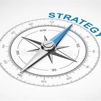 Boussole pointant vers le mot « strategy », symbolisant l’orientation stratégique d’une Feuille de Route.